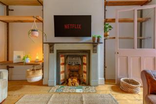 Victorian house with garden near Cafes - 9