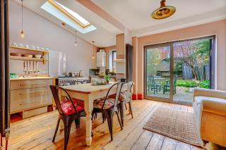 Victorian house with garden near Cafes - 0