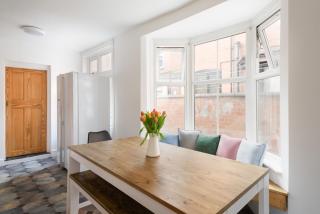 6Bedroom House with Free Parking - 5