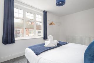 6Bedroom House with Free Parking - 3