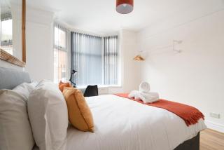 6Bedroom House with Free Parking - 9