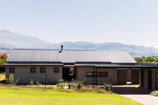 3BR Drakensberg Retreat, Mountain Views and Braai - 1