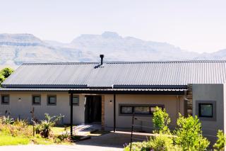 3BR Drakensberg Retreat, Mountain Views and Braai - 8