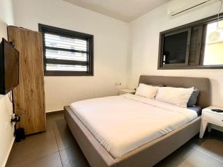 Beautiful new 2 BR apt 5 min walk to the beach - 7