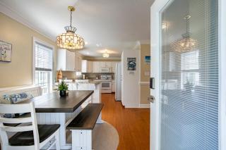 Spacious 3BR Getaway with BBQ close to Beach - 2