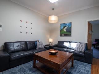 Fabulous In Fitzroy - seconds to Fitzroy Beach - 1