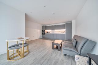 Peaceful and stylish apartment near Cambridge with parking - 2