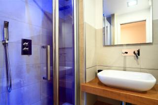 Malta House in the center - 6