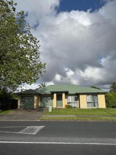 Relaxing 3BR Home by Wattle Downs Reserve - 0