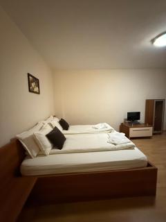 Spacious studio sleeps 4 in Flora main building 706A - 6