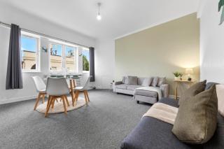 Stylish 2-Bed Retreat Near Twickenham Stadium - 3