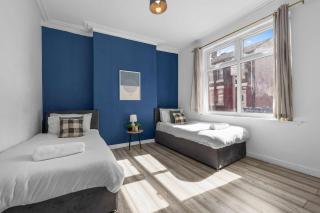 4-Bed Manchester House Near City Centre - 9