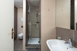 Upscale apartment in prime location near all sights - 3