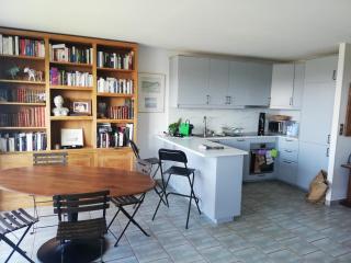 Bright apartment with balcony and garden - 0