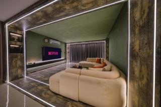 شقة بغرفة سينما وصالة وغرفتين نوم بالمروج - 3