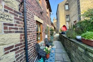 Sleeps 4 - Old Farmhouse - Near Pendle Hill - 4