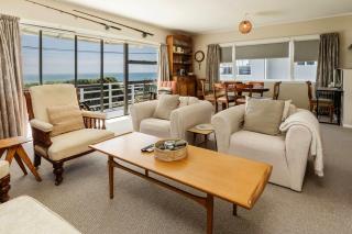 Messenger Magic - classic 5BR Kiwi bach - 0