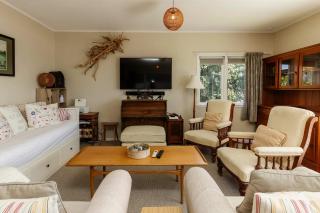 Messenger Magic - classic 5BR Kiwi bach - 8