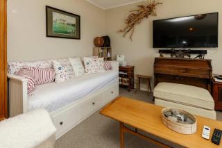 Messenger Magic - classic 5BR Kiwi bach - 1