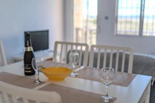 Spacious 3-Bed Apartment with Stunning Lake Views - 6