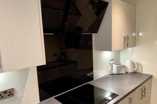 2 Bedroom Apartment - Sleeps 4 Free Parking Wifi - 8