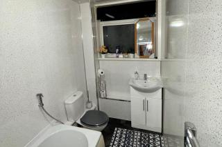 2 Bedroom Apartment - Sleeps 4 Free Parking Wifi - 5