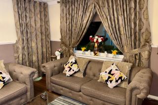 2 Bedroom Apartment - Sleeps 4 Free Parking Wifi - 4