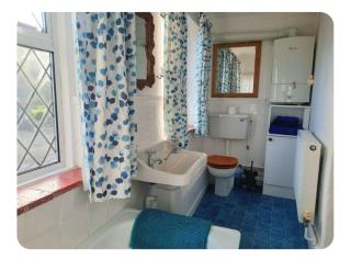 Double Ensuite with Bath, Sofa, Desk, Wardrobe - 9