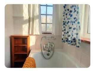 Double Ensuite with Bath, Sofa, Desk, Wardrobe - 5