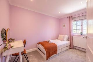 5 Bed Home in Datchet with Garden & Parking - 3