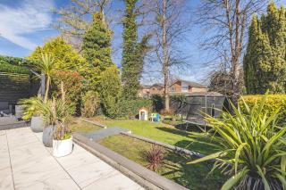 5 Bed Home in Datchet with Garden & Parking - 7