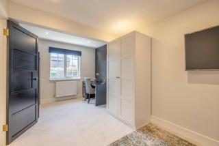 5 Bed Home in Datchet with Garden & Parking - 5