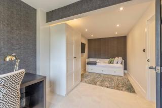 5 Bed Home in Datchet with Garden & Parking - 2