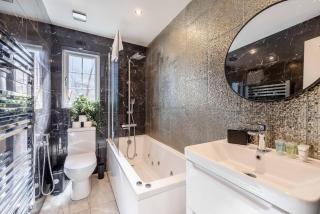 5 Bed Home in Datchet with Garden & Parking - 1