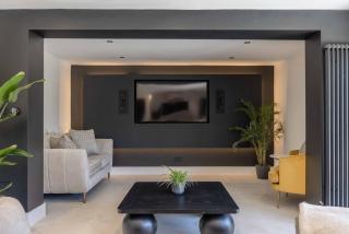 5 Bed Home in Datchet with Garden & Parking - 8