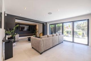 5 Bed Home in Datchet with Garden & Parking - 4