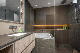 Modern CBD 2BR Free Gym & Pool Walk Everywhere - 4