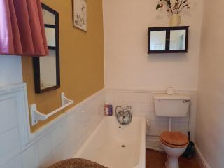 Cosy Bath-tub Ensuite - 8