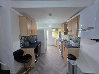 Inviting 3-Bed Home in Worksop with Street Parking - 4