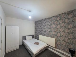 Inviting 3-Bed Home in Worksop with Street Parking - 5