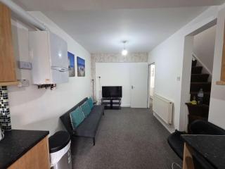 Inviting 3-Bed Home in Worksop with Street Parking - 8