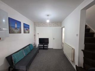 Inviting 3-Bed Home in Worksop with Street Parking - 3