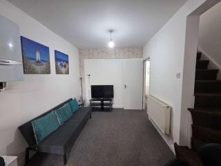 Inviting 3-Bed Home in Worksop with Street Parking - 2