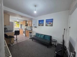 Inviting 3-Bed Home in Worksop with Street Parking - 1