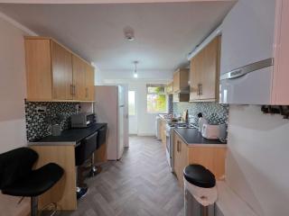 Inviting 3-Bed Home in Worksop with Street Parking - 1