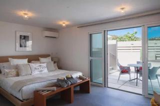 Luxurious Hillside Villa with Panoramic Views - 8