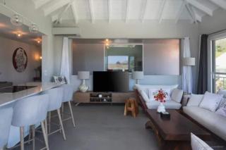 Luxurious Hillside Villa with Panoramic Views - 7