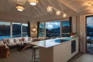 Luxurious Hillside Villa with Panoramic Views - 4