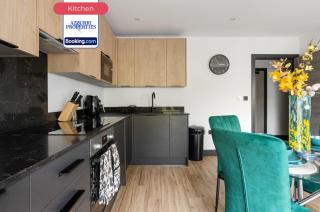 Short Stays at High Road By Azzurri Properties Short Lets & Serviced Accommodation North Finchley With WiFi - 1