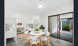 Family comfort across the road from North Beach - 7